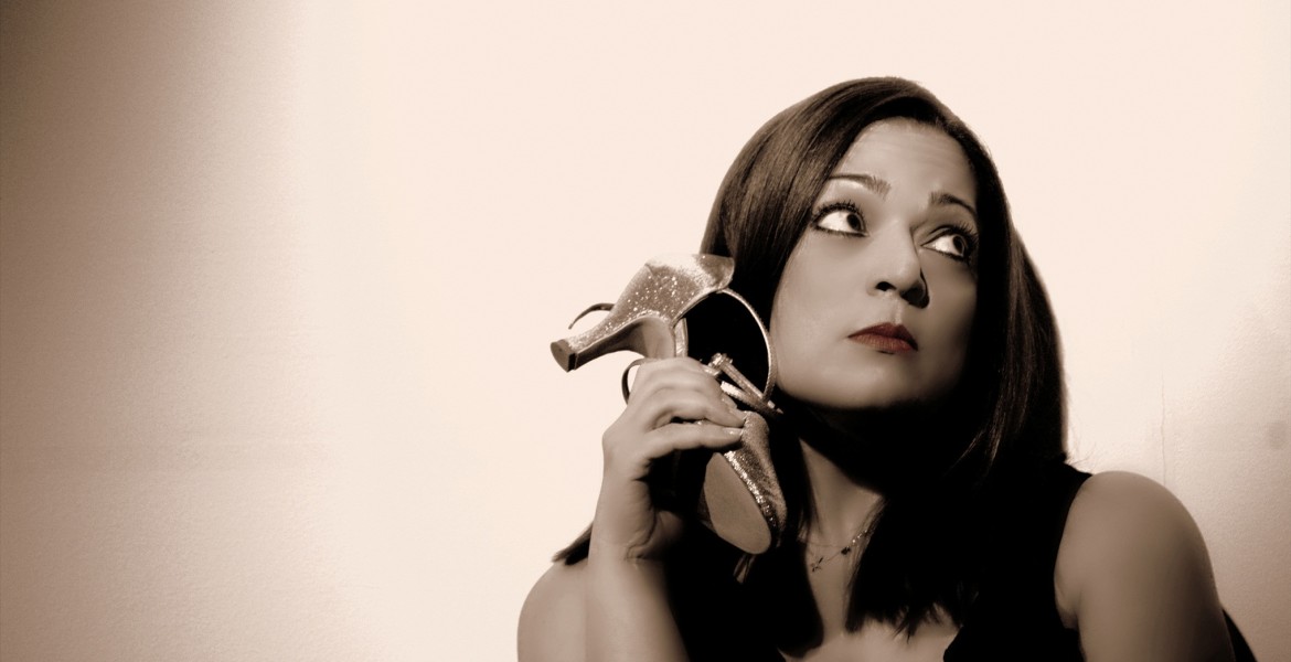 Η Ελένη Καρακάση ... Επί του Καναπέως ...