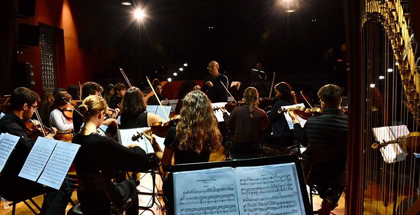 Ο μαέστρος Christoph Eschenbach διευθύνει την Underground Youth Orchestra