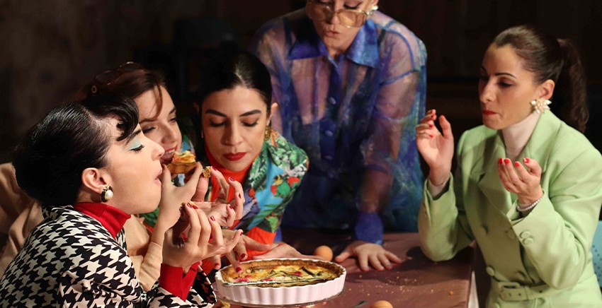 5 Lesbians Eating a Quiche