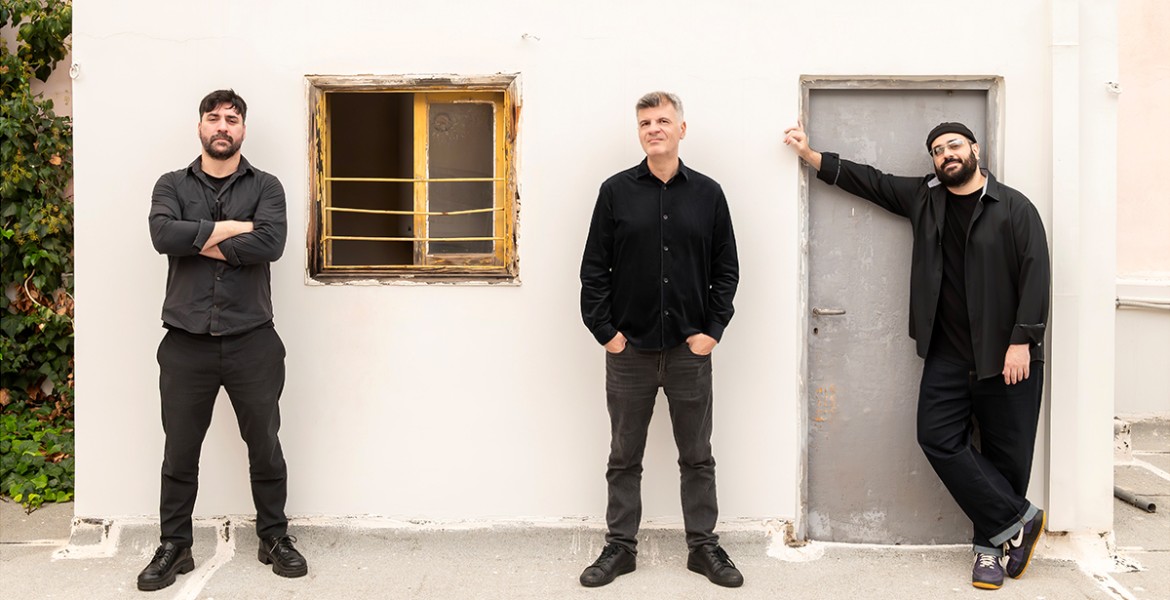 Φοίβος Δεληβοριάς | Threesome