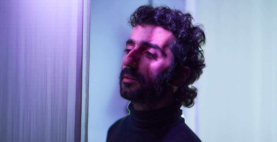 Κάπου περνούσε μια φωνή