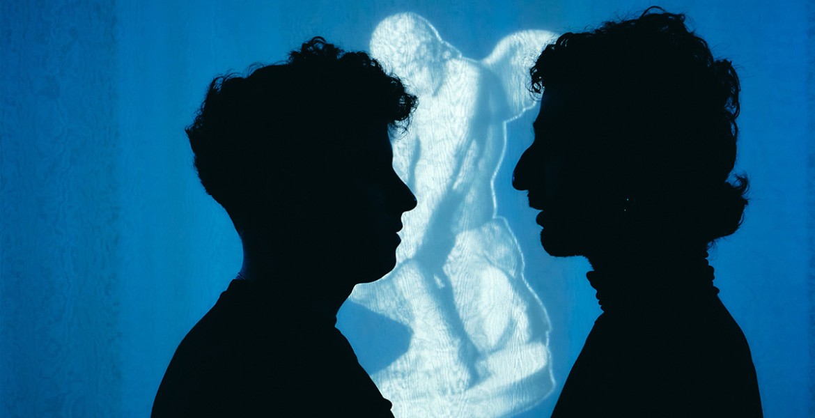 Κάπου περνούσε μια φωνή