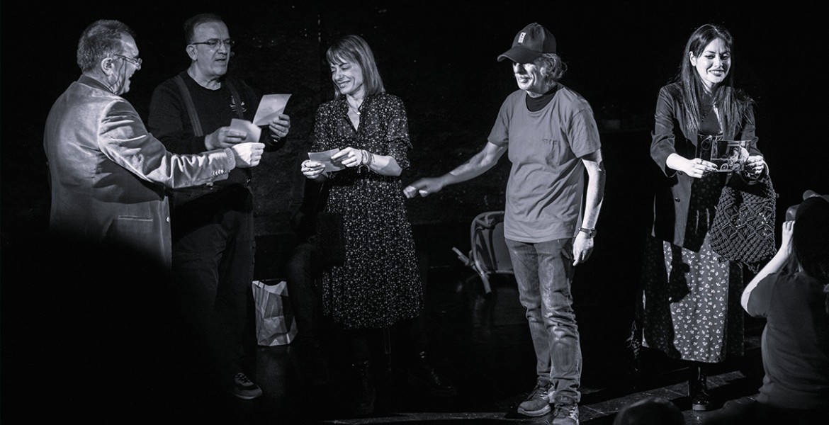 Απόντες του Βασίλη Κατσικονούρη