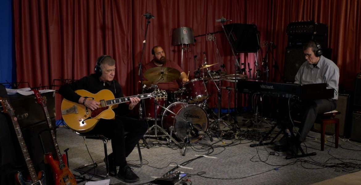 Μάκης Αμπλιανίτης | No More Melodies